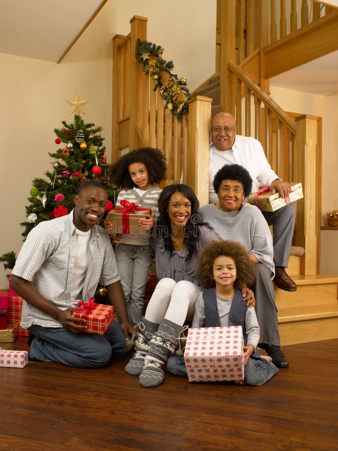 Família da raça misturada que troca presentes no Natal imagens de stock Família da raça misturada que troca presentes no Natal imagens de stock
