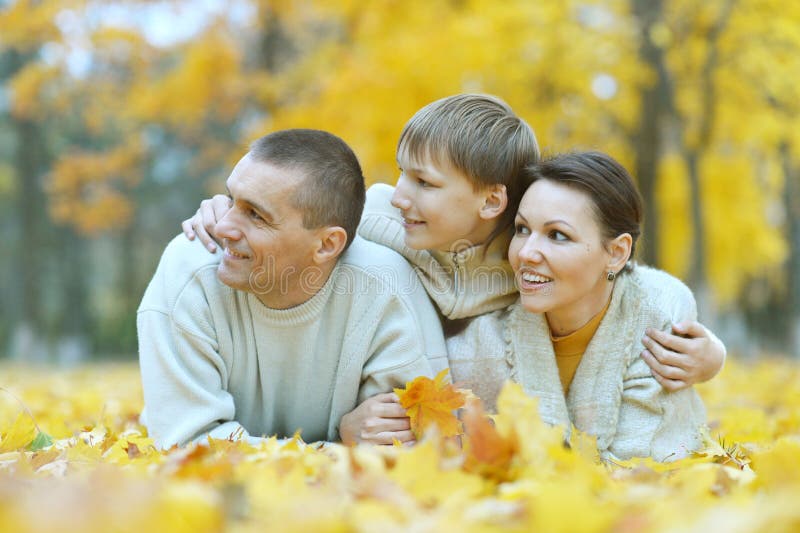 Família de três feliz no naturer foto de stock Família de três feliz no naturer foto de stock