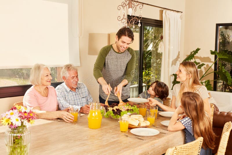 Família de três gerações que tem o almoço fotos de stock Família de três gerações que tem o almoço fotos de stock