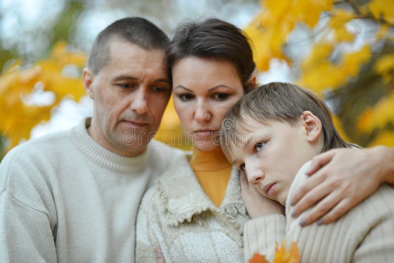 Família de três triste foto de stock royalty free Família de três triste foto de stock royalty free