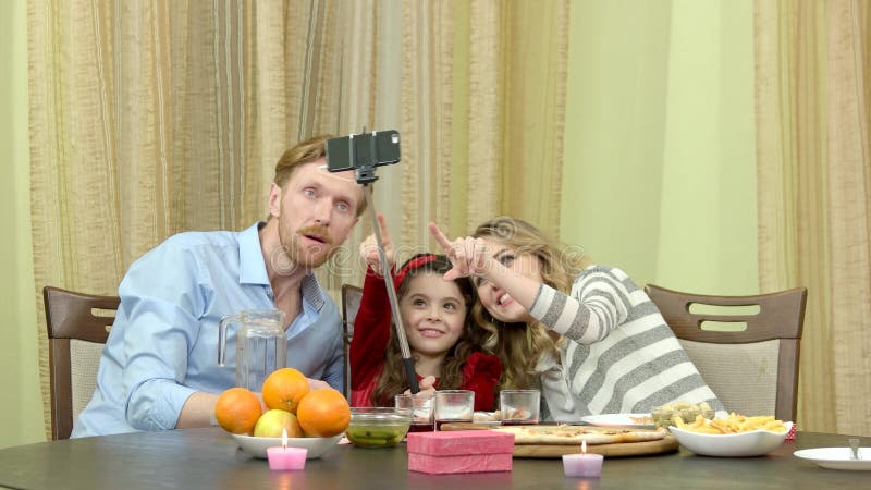 Família do selfie três de tomada