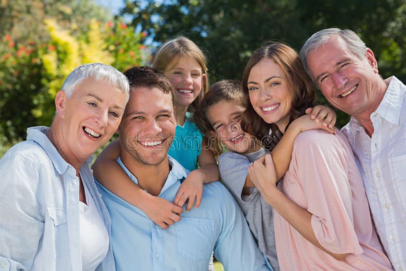 Família e avós de sorriso no abraço do campo