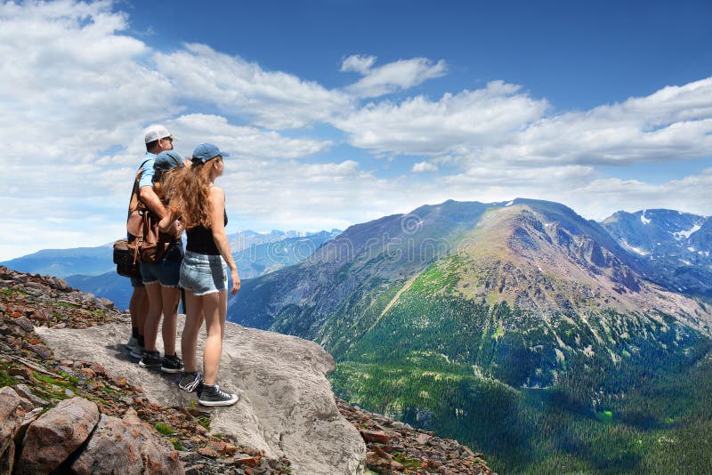 Família em uma viagem de caminhada nas montanhas imagem de stock Família em uma viagem de caminhada nas montanhas imagem de stock
