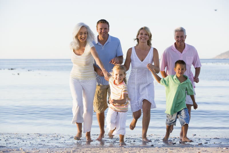Família extensa que anda na praia