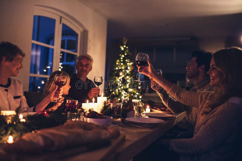 Família extensa que brinda o vinho no jantar de Natal fotos de stock Família extensa que brinda o vinho no jantar de Natal fotos de stock