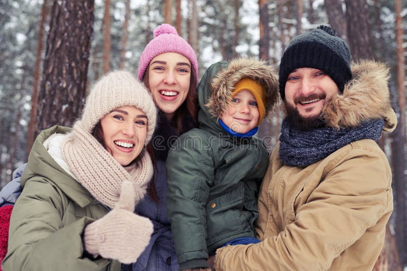 Família extremamente satisfeita que tem o divertimento ao passar o tempo no imagem de stock royalty free Família extremamente satisfeita que tem o divertimento ao passar o tempo no imagem de stock royalty free