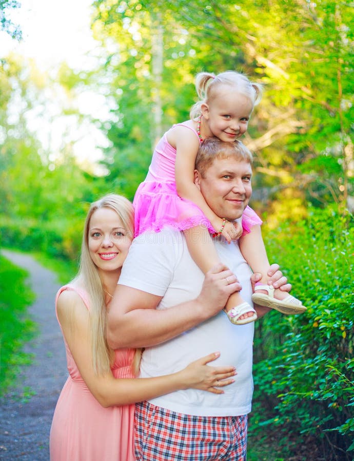 Família feliz andando junto exterior fotografia de stock Família feliz andando junto exterior fotografia de stock