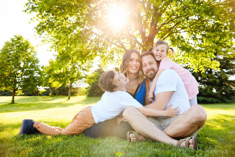 Família feliz com as crianças que descansam junto imagem de stock royalty free Família feliz com as crianças que descansam junto imagem de stock royalty free