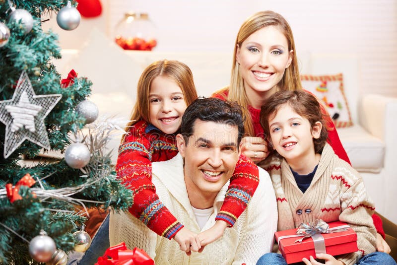 Família feliz com as duas crianças no Natal imagem de stock Família feliz com as duas crianças no Natal imagem de stock
