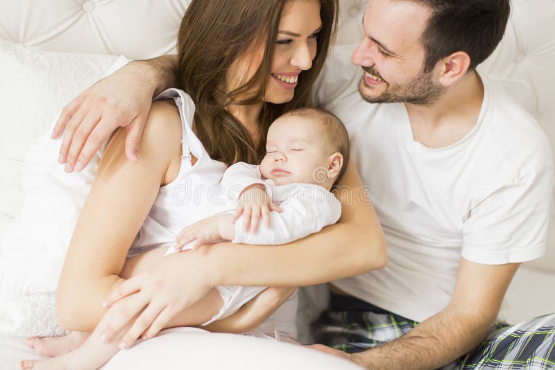 Família feliz com bebê recém-nascido foto de stock Família feliz com bebê recém-nascido foto de stock