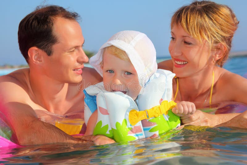 Família feliz com a menina que banha-se na associação fotografia de stock Família feliz com a menina que banha-se na associação fotografia de stock