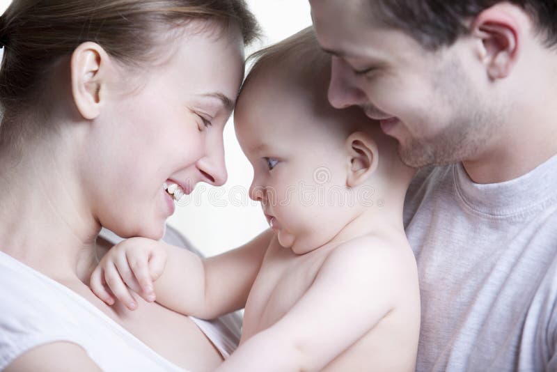 Família feliz com seu filho pequeno fotografia de stock Família feliz com seu filho pequeno fotografia de stock