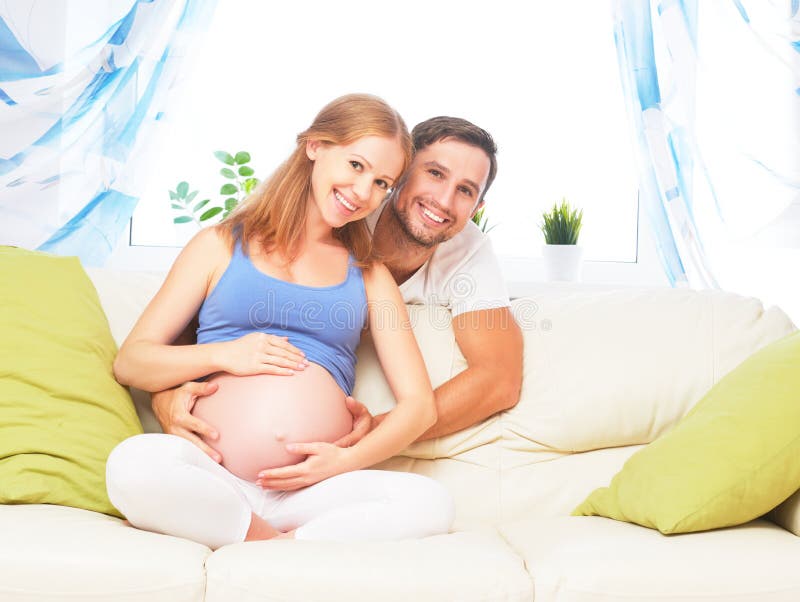 Família feliz em antecipação ao nascimento do bebê Mulher gravida fotos de stock Família feliz em antecipação ao nascimento do bebê Mulher gravida fotos de stock