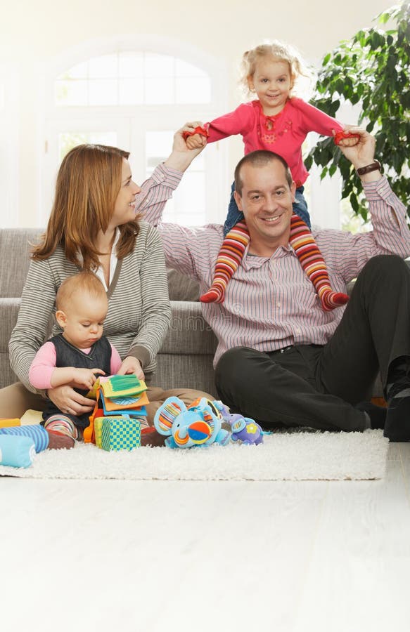 Família feliz em casa foto de stock Família feliz em casa foto de stock