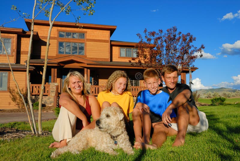 Família Feliz Que Desembala Em Sua HOME Nova Imagem de Stock Imagem
