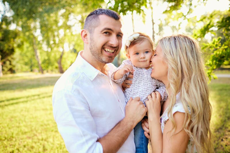 Família feliz em um parque no outono do verão fotos de stock Família feliz em um parque no outono do verão fotos de stock