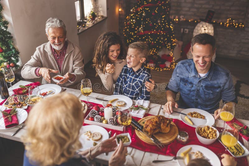 Família feliz jantando Natal imagens de stock