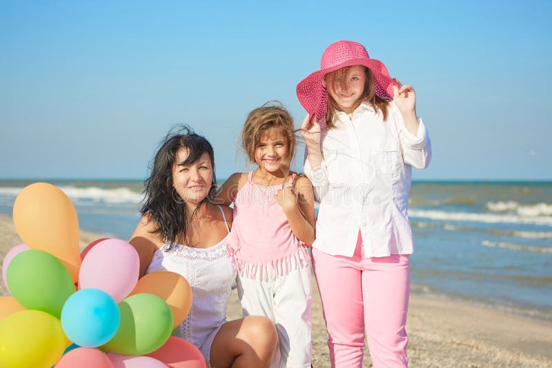 Família feliz Mãe, a filha a mais nova e um dezessete-ano-ol imagens de stock royalty free Família feliz Mãe, a filha a mais nova e um dezessete-ano-ol imagens de stock royalty free