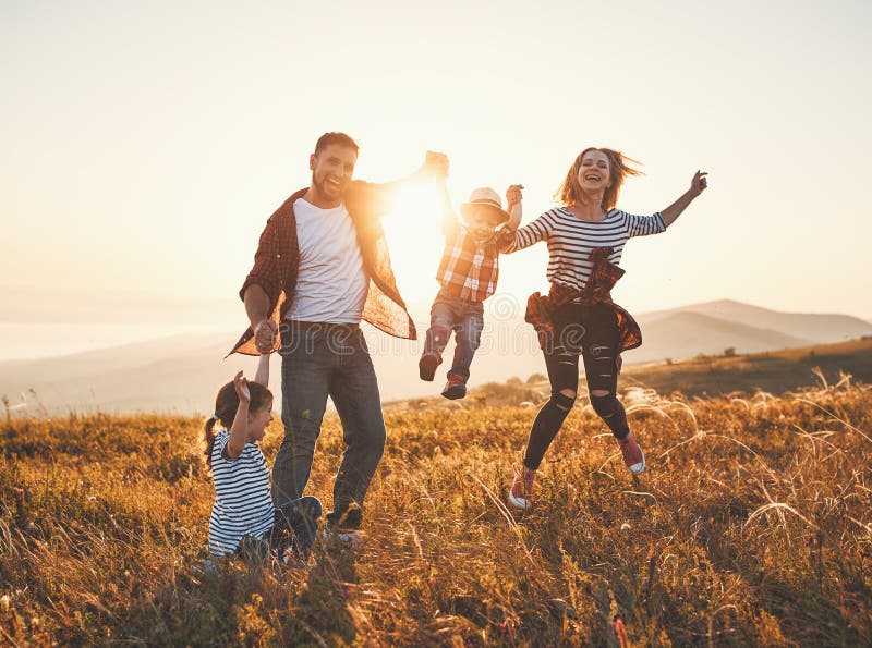 Família feliz: mãe, pai, crianças filho e filha no por do sol foto de stock royalty free Família feliz: mãe, pai, crianças filho e filha no por do sol foto de stock royalty free