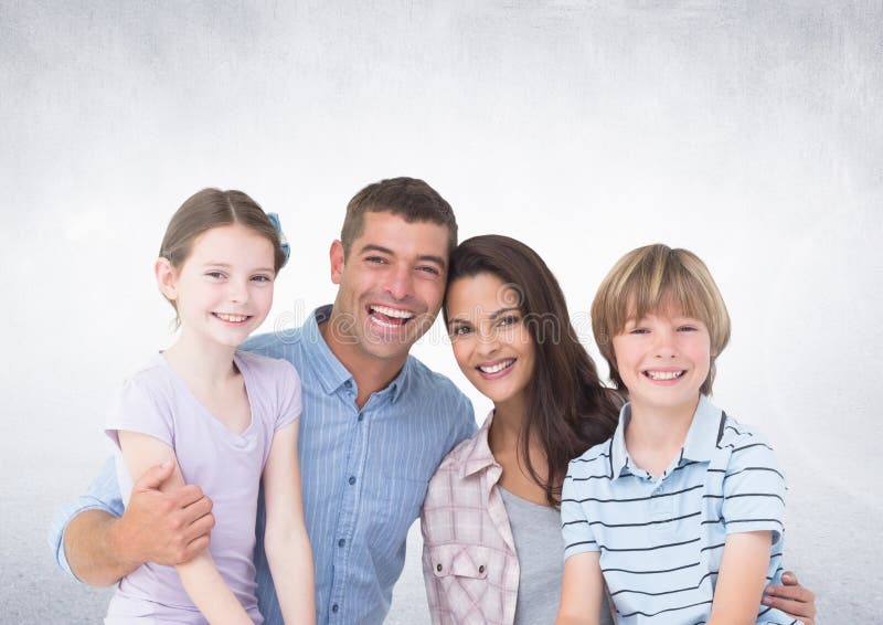 Família feliz na frente do fundo cinzento imagens de stock royalty free Família feliz na frente do fundo cinzento imagens de stock royalty free