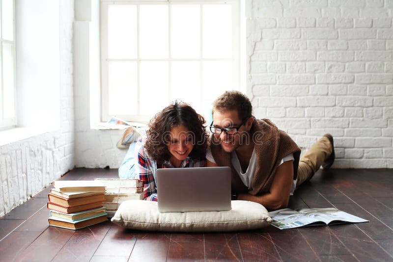 Família feliz nova fotografia de stock royalty free