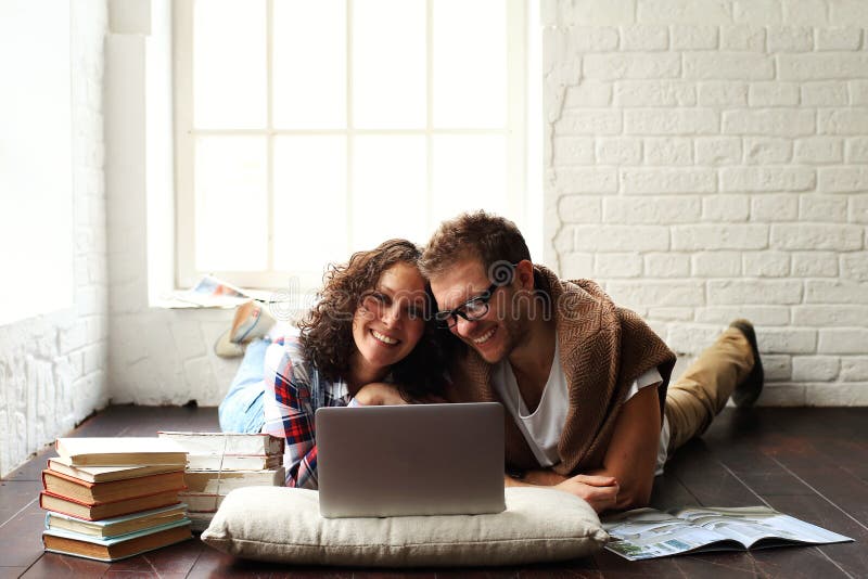 Família feliz nova imagens de stock royalty free