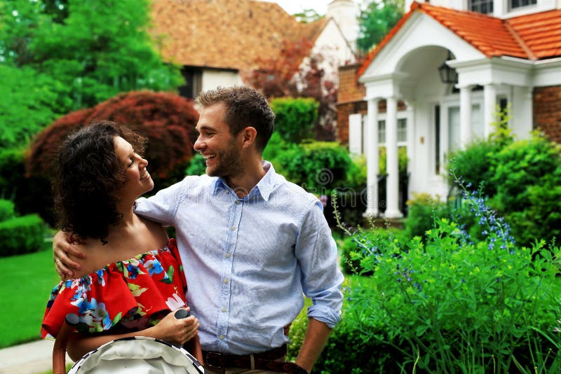 Família feliz nova fotografia de stock royalty free