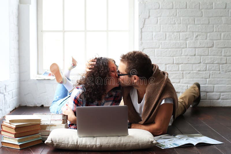 Família feliz nova que relaxa imagem de stock royalty free