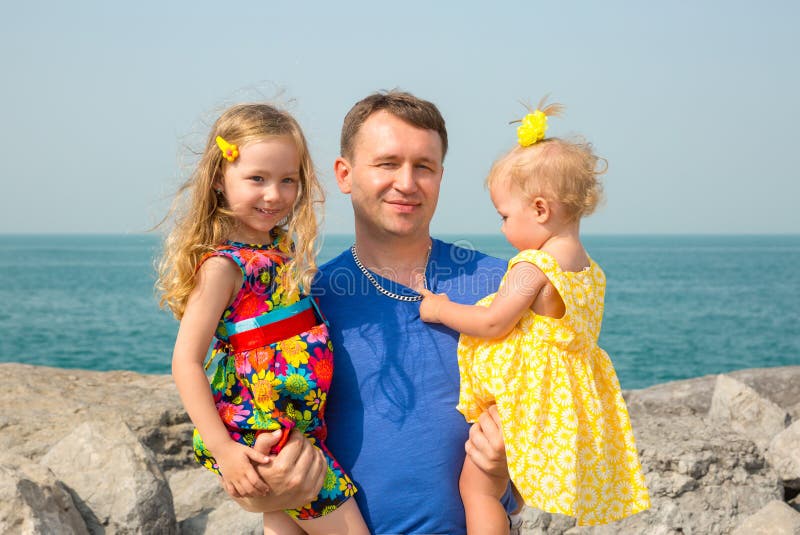 Família feliz O pai e duas meninas das crianças exteriores apreciam a natureza Paizinho e filha do retrato Emoções humanas positi imagem de stock Família feliz O pai e duas meninas das crianças exteriores apreciam a natureza Paizinho e filha do retrato Emoções humanas positi imagem de stock