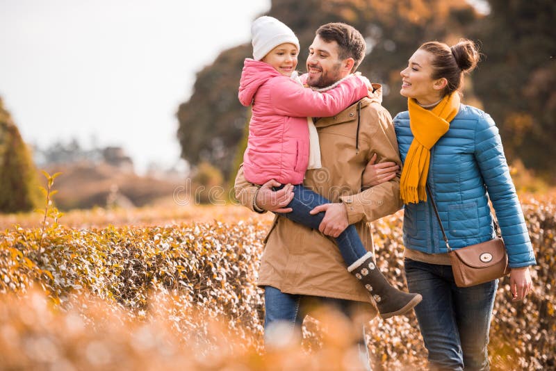 Família feliz que anda no parque fotos de stock Família feliz que anda no parque fotos de stock