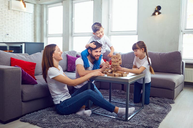 Família feliz que joga jogos de mesa em casa