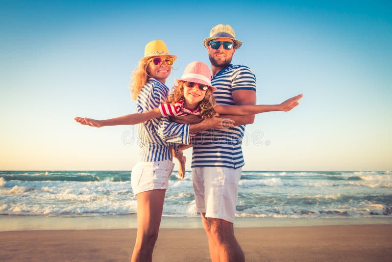 Família feliz que tem o divertimento em férias de verão