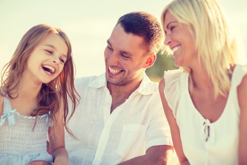 Família feliz que tem um piquenique imagens de stock Família feliz que tem um piquenique imagens de stock
