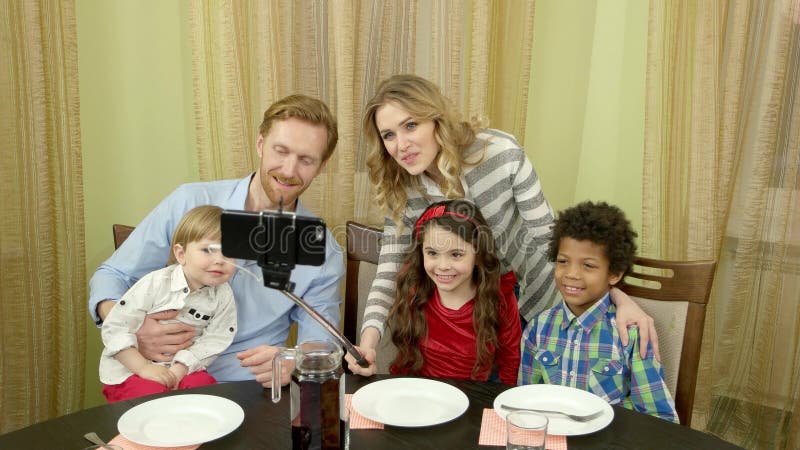 Família feliz que toma o selfie