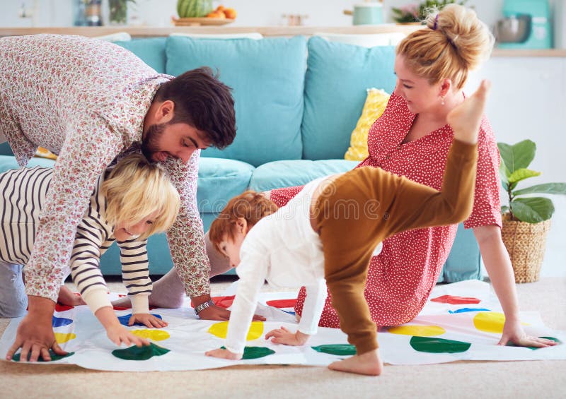 Família feliz se divertindo juntos, jogando jogo de torcida em casa