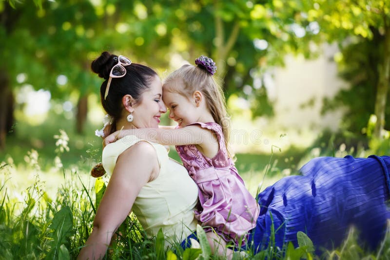 Família feliz Sira de mãe e o olhar em se, sorriso da filha, foto de stock Família feliz Sira de mãe e o olhar em se, sorriso da filha, foto de stock