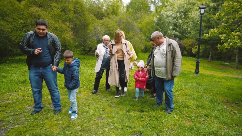 Família grande caminha juntos gerações conexão avós pais filhos.