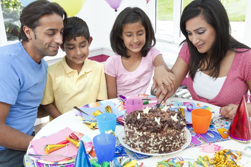Família indiana asiática que comemora a festa de anos foto de stock Família indiana asiática que comemora a festa de anos foto de stock