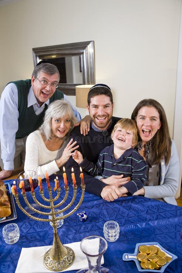 Família judaica que comemora Chanukah imagem de stock Família judaica que comemora Chanukah imagem de stock