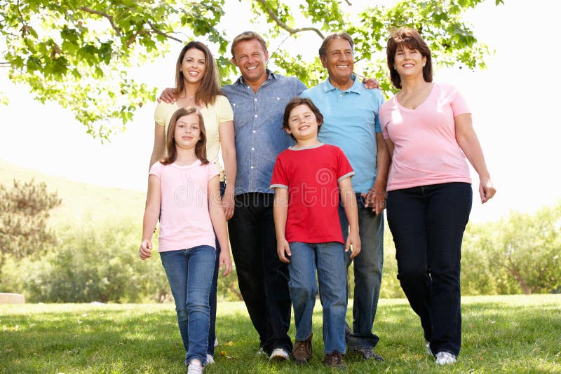 Família latino-americano da multi geração no parque imagens de stock Família latino-americano da multi geração no parque imagens de stock