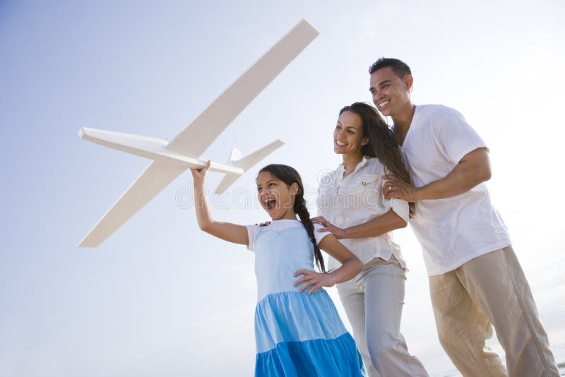Família latino-americano e menina que têm o divertimento com plano do brinquedo foto de stock Família latino-americano e menina que têm o divertimento com plano do brinquedo foto de stock