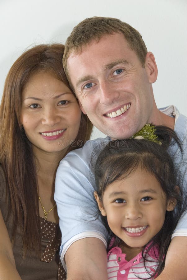 Família jovem, moderna e feliz imagem de stock