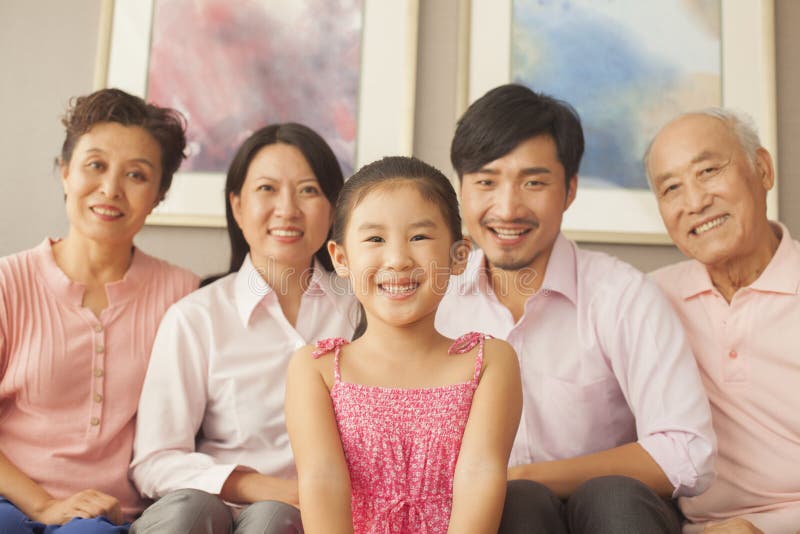 Família Multigenerational que sorri, retrato imagem de stock royalty free Família Multigenerational que sorri, retrato imagem de stock royalty free