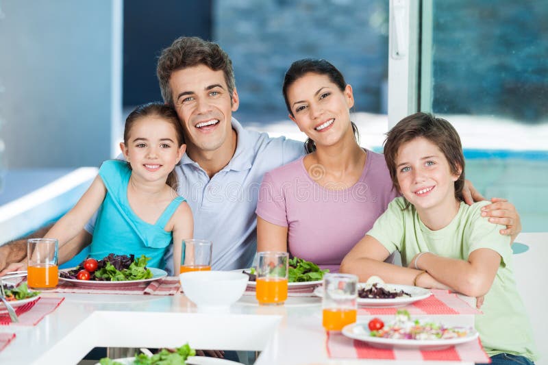 Família na casa grande imagens de stock royalty free Família na casa grande imagens de stock royalty free