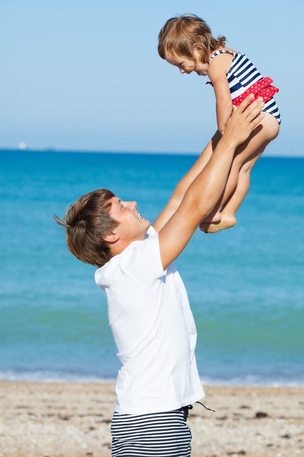 Família na praia imagem de stock royalty free Família na praia imagem de stock royalty free