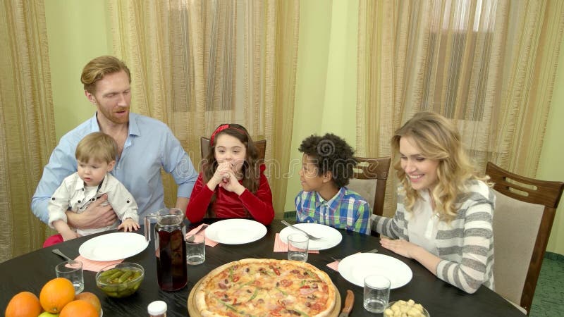 Família na tabela de jantar