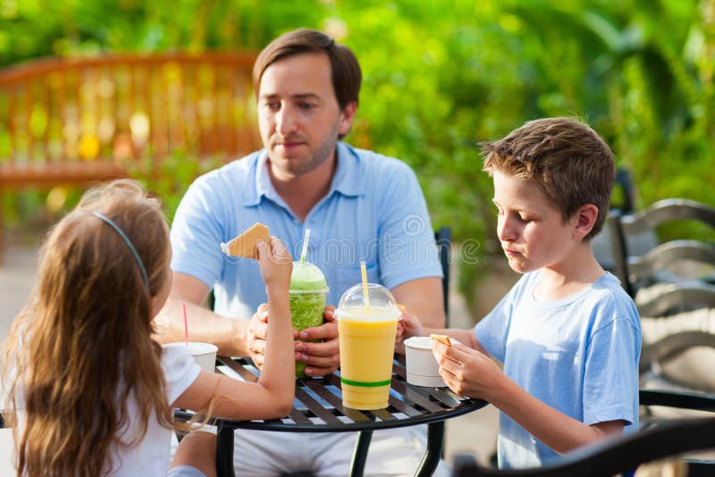 Família no café ao ar livre imagem de stock