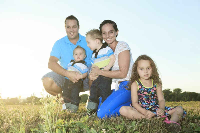 Família no por do sol da vida imagem de stock Família no por do sol da vida imagem de stock