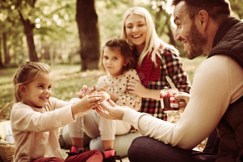 Família nova alegre no parque imagens de stock Família nova alegre no parque imagens de stock