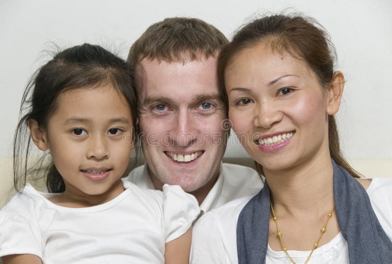 Família jovem com menina fotografia de stock